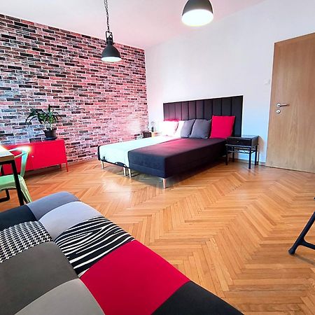 Big Stay - 4 Bedroom, 2 Bathroom Central Apartment With Ac Bratislava Eksteriør billede